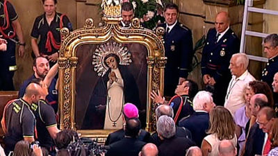 Las fiestas de La Paloma abren con la ofrenda floral y un emotivo descenso del lienzo