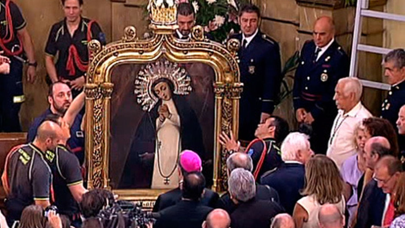 Las fiestas de La Paloma abren con la ofrenda floral y un emotivo descenso del lienzo