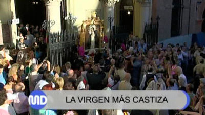Miles de madrileños acompañan a la Virgen de La Paloma en su procesión