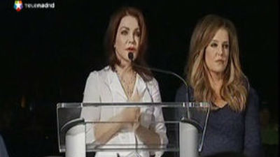 La viuda y la hija de Elvis acuden al 35 aniversario de su muerte