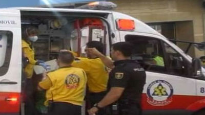 Una mujer resulta herida en brazos y  piernas en un incendio en su casa de Coslada