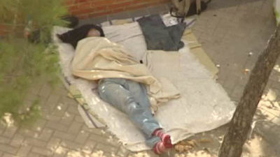 Drogadictos y mendigos complican las vidas de los vecinos de la plaza Luca de Tena