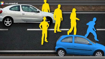 Roban 80.000 euros a un representante de joyería embistiendo su coche