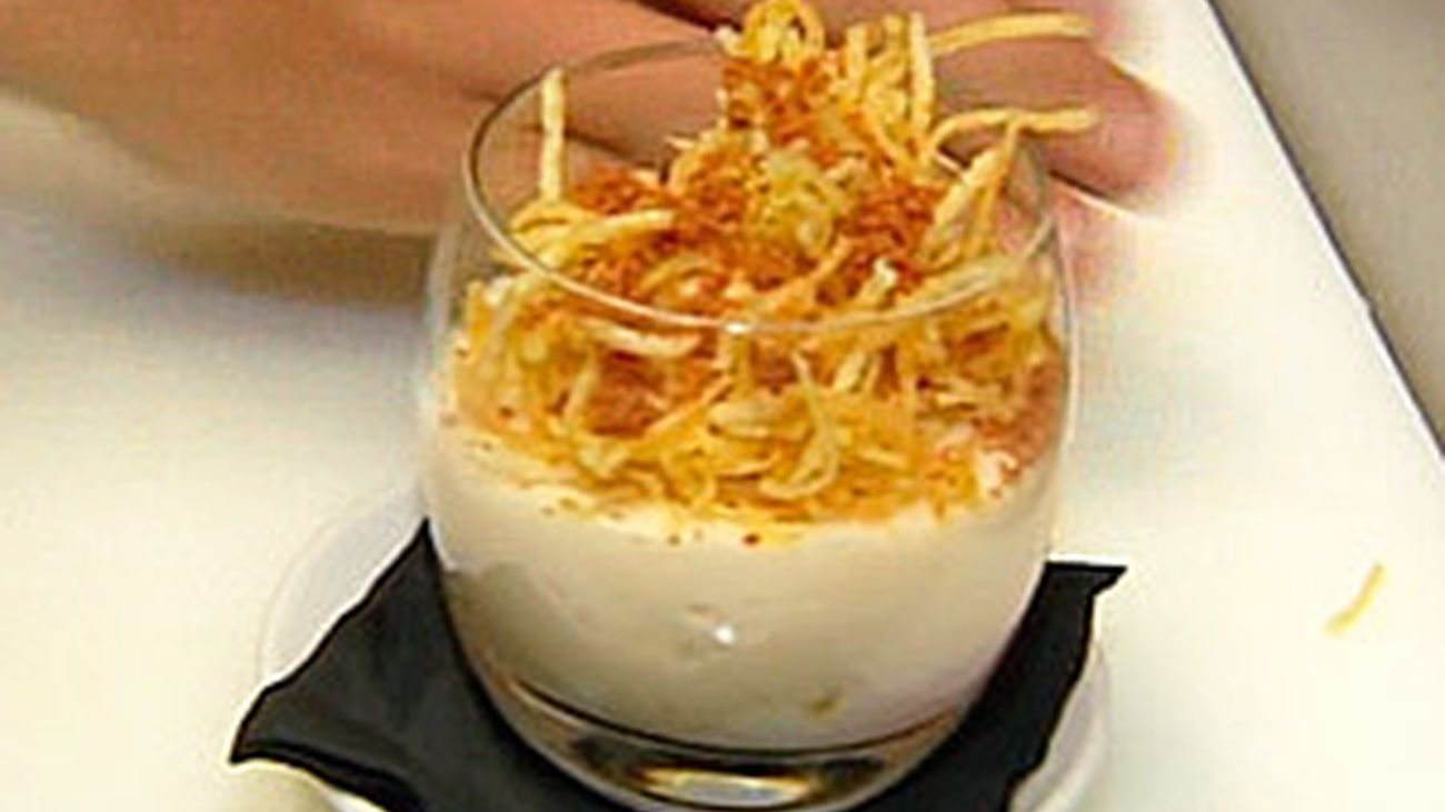 Huevos trufados con espuma de patata y polvo de jamón