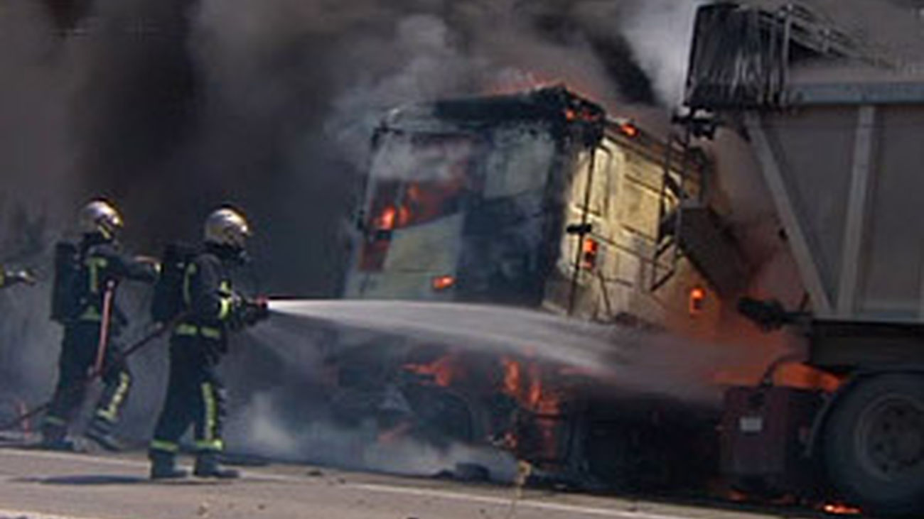 Impresionante incendio de un camión en la M-502