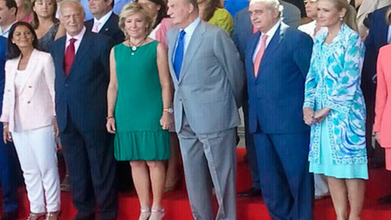 El Rey Don Juan Carlos junto a Esperanza Aguirre en la visita al 112
