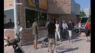 Activistas extremeños sacan cuatro carros con alimentos de un súper