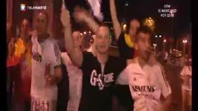 Unos dos mil aficionados madridistas festejan en Cibeles la Supercopa