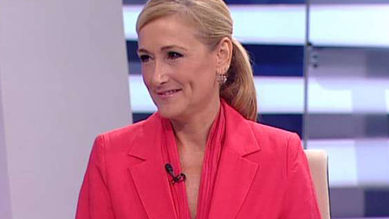 Cifuentes se querella contra los personas que le amenazan de muerte por Twitter