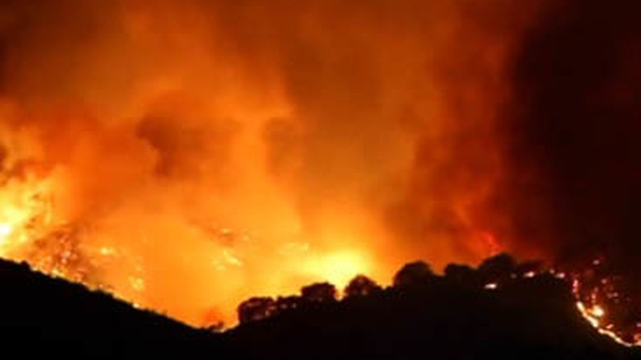 Un muerto y cinco heridos, dos graves, en el incendio sin control de Málaga