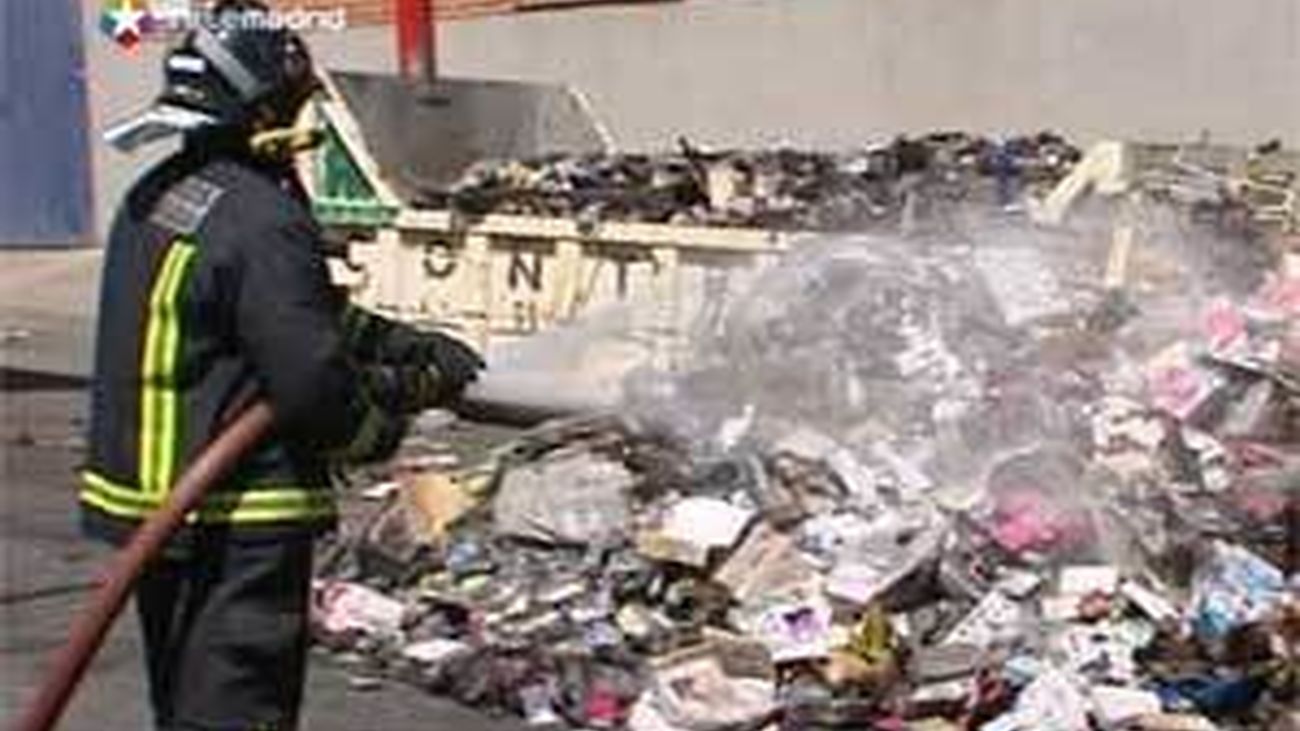 Los bomberos extinguen un fuego en una nave de productos chino del polígono Cobo Calleja