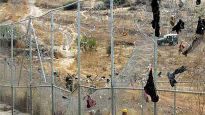 Un centenar de inmigrantes entran en Melilla en dos asaltos casi simultáneos