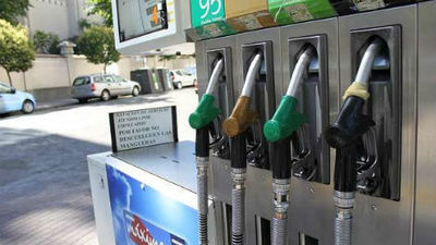 La OCU calcula que llenar un depósito es ahora 22 euros más caro que a comienzos de año