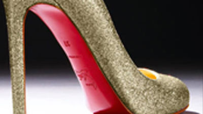 Louboutin logra proteger su suela roja en un juzgado