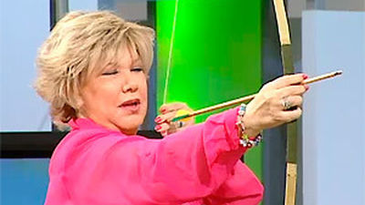 Karina sigue lanzando sus flechas 50 años después