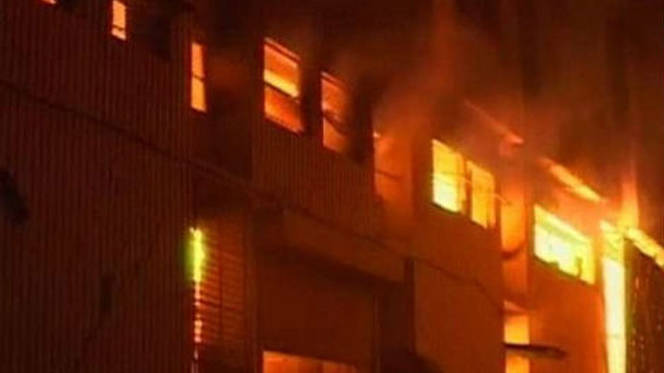 Cerca de un centenar de muertos en incendio en una fábrica textil en Pakistán