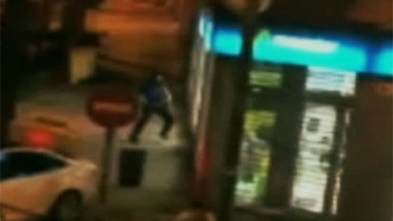 Cinco encapuchados roban una tienda de telefonía con mazas y una papelera