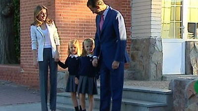Los príncipes acompañan a sus hijas al colegio el primer día de clase