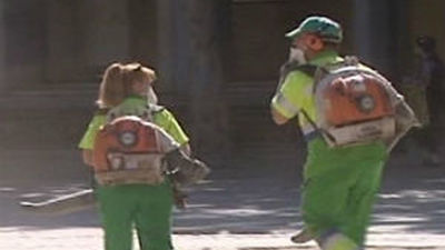 Los barrenderos de un polígono de Alcalá, escoltados por la policía