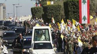 El Papa implora a Dios por la paz en Oriente Medio en una misa en Beirut