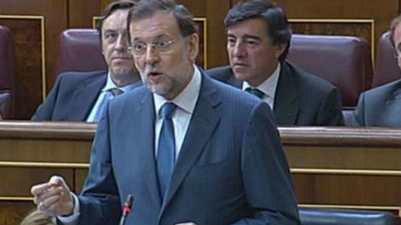 Rajoy cumplirá la Constitución y pide a CiU no empecinarse en el error