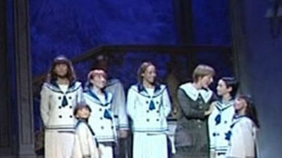 La reina asiste con sus nietos, la princesa y las infantas a un musical