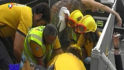 Dos heridos al golpearles parte de un escenario que cayó por el viento