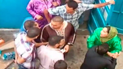 Agreden a una mujer y los demás miran