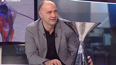 Pablo Laso visita Telemadrid con la Supercopa recién conquistada.