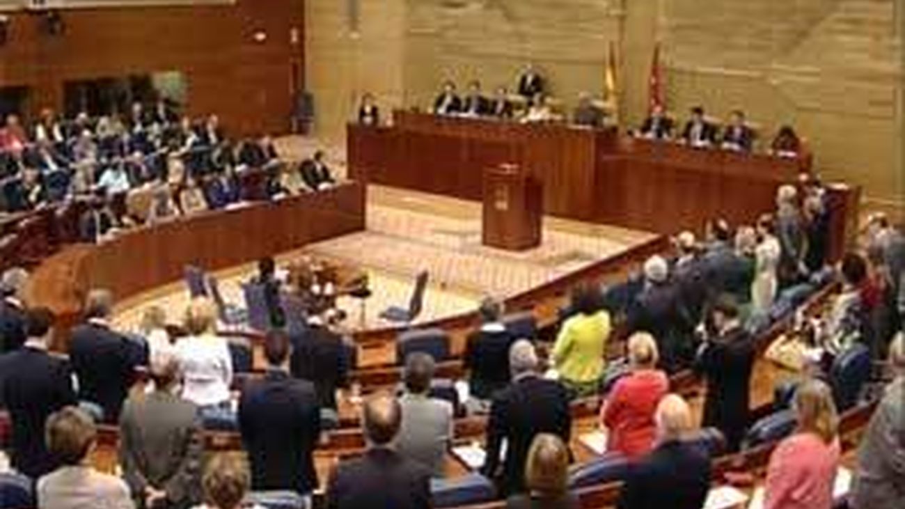 Los tres expresidentes de la Comunidad  arropan en la Asamblea a González en su investidura