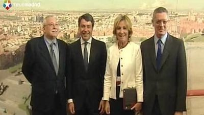 Los tres expresidentes de la Comunidad  arropan en la Asamblea a González en su investidura