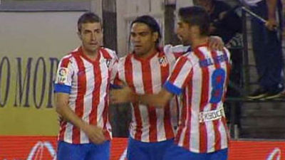 El Atlético, con un Falcao "matador", se coloca segundo en la tabla