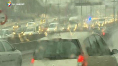 La lluvia y los paros en el transporte público provocan retenciones kilométricas