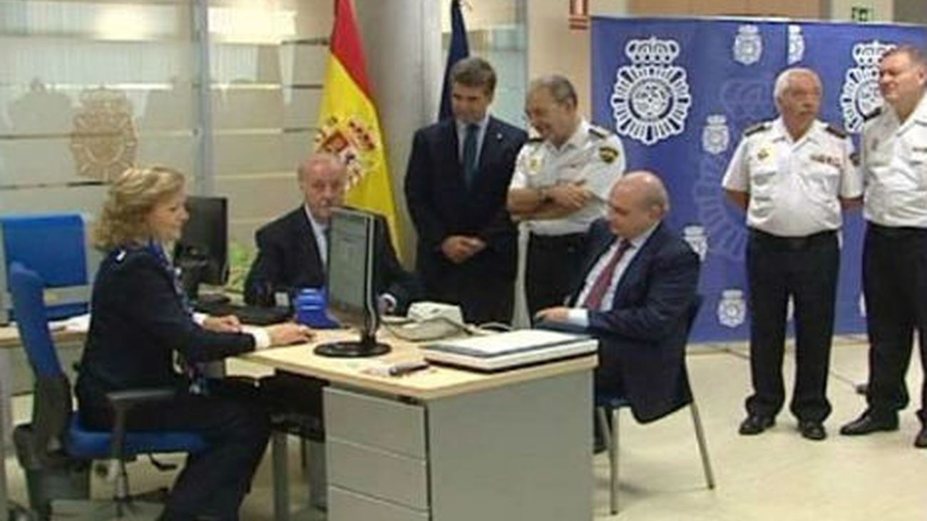 La Policía entrega a Vicente del Bosque el DNI electrónico número 30 millones