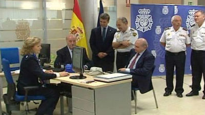 La Policía entrega a Vicente del Bosque el DNI electrónico número 30 millones