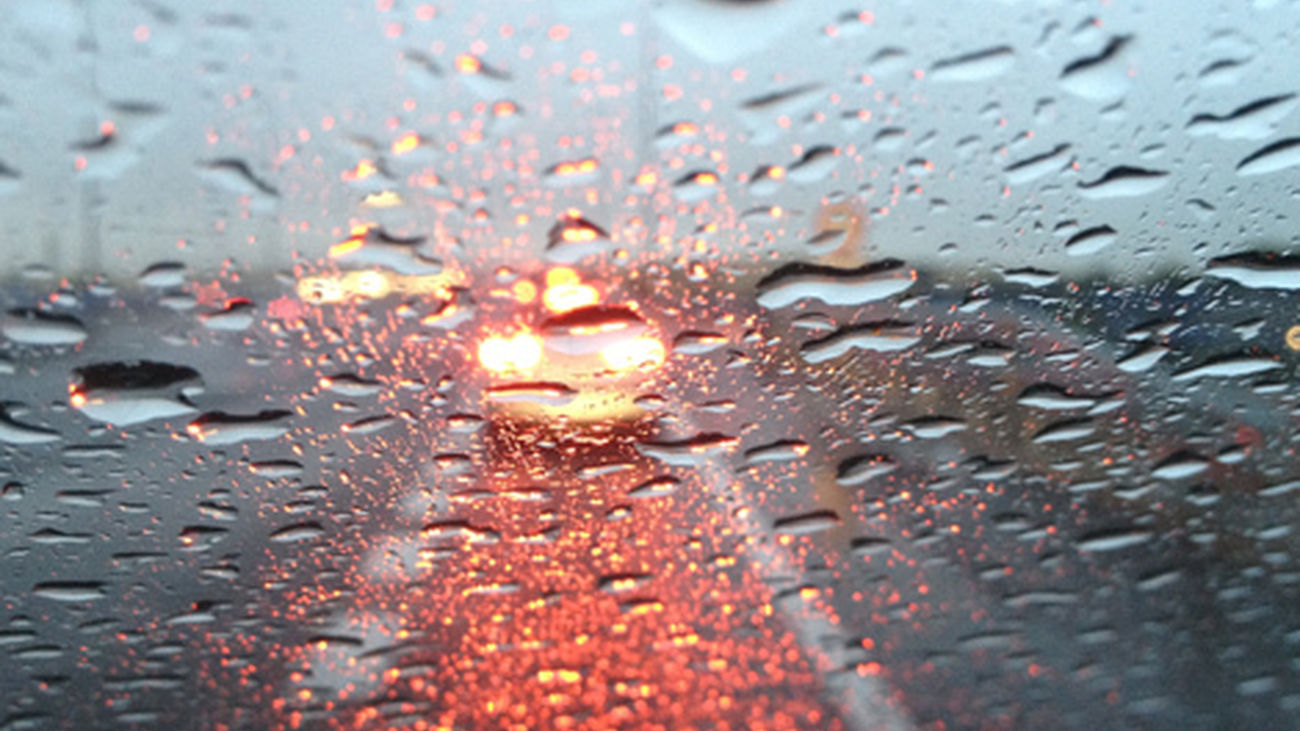 La lluvia y varios accidentes causan más de 30  kilómetros de retenciones