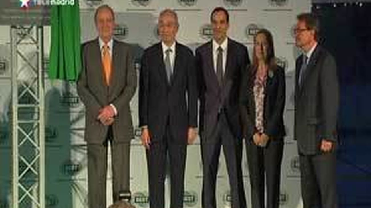 Mas niega que evitara fotografiarse junto al Rey en la inauguración de ayer