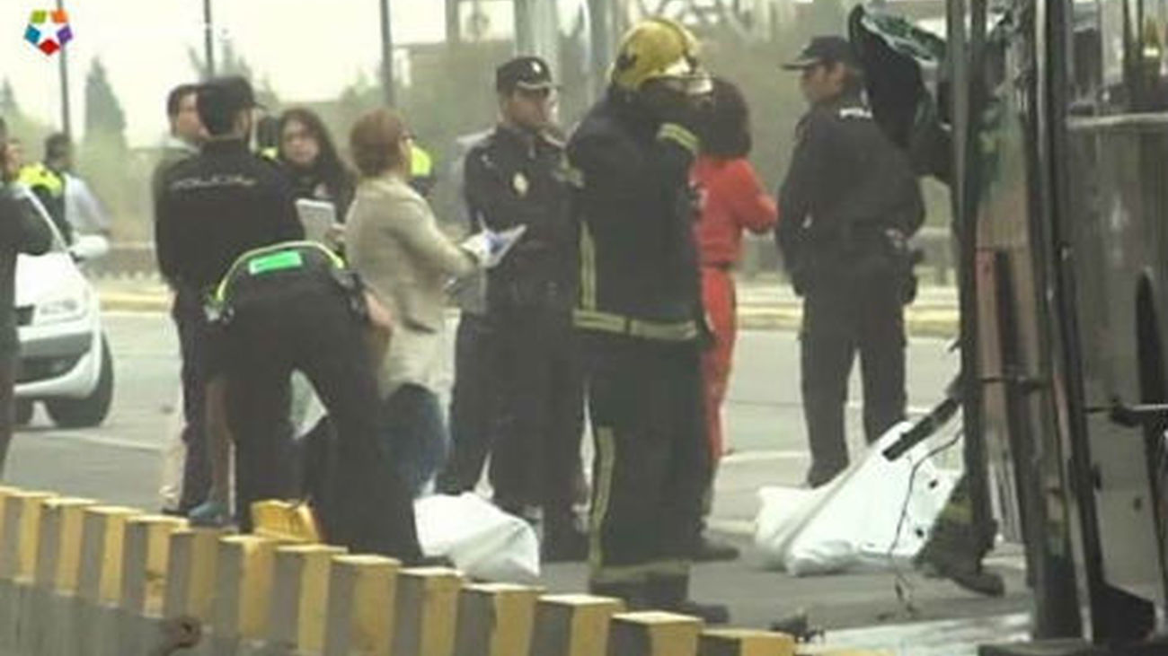 Dos muertos, tres heridos graves y decena leve al chocar un camión y autobús