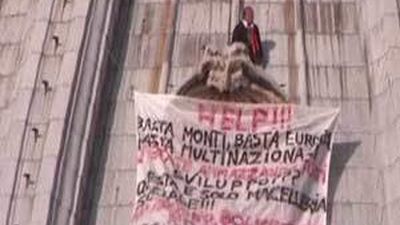Un empresario italiano se encarama en la cúpula de San Pedro en protesta contra la UE