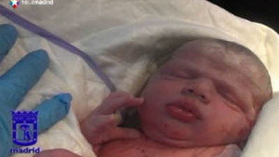 Una mujer da a luz en un coche en Barajas