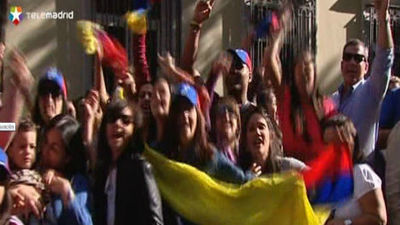 Los venezolanos en España hacen cola para votar y elegir presidente