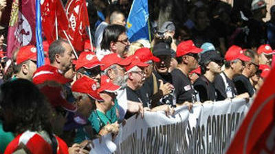 Los sindicatos registran la convocatoria de huelga y llaman a negociar los mínimos