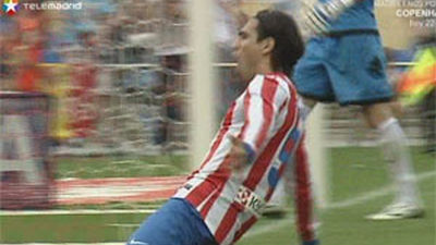 2-1. Falcao lanza al Atlético y lo coloca en cabeza con el Barcelona