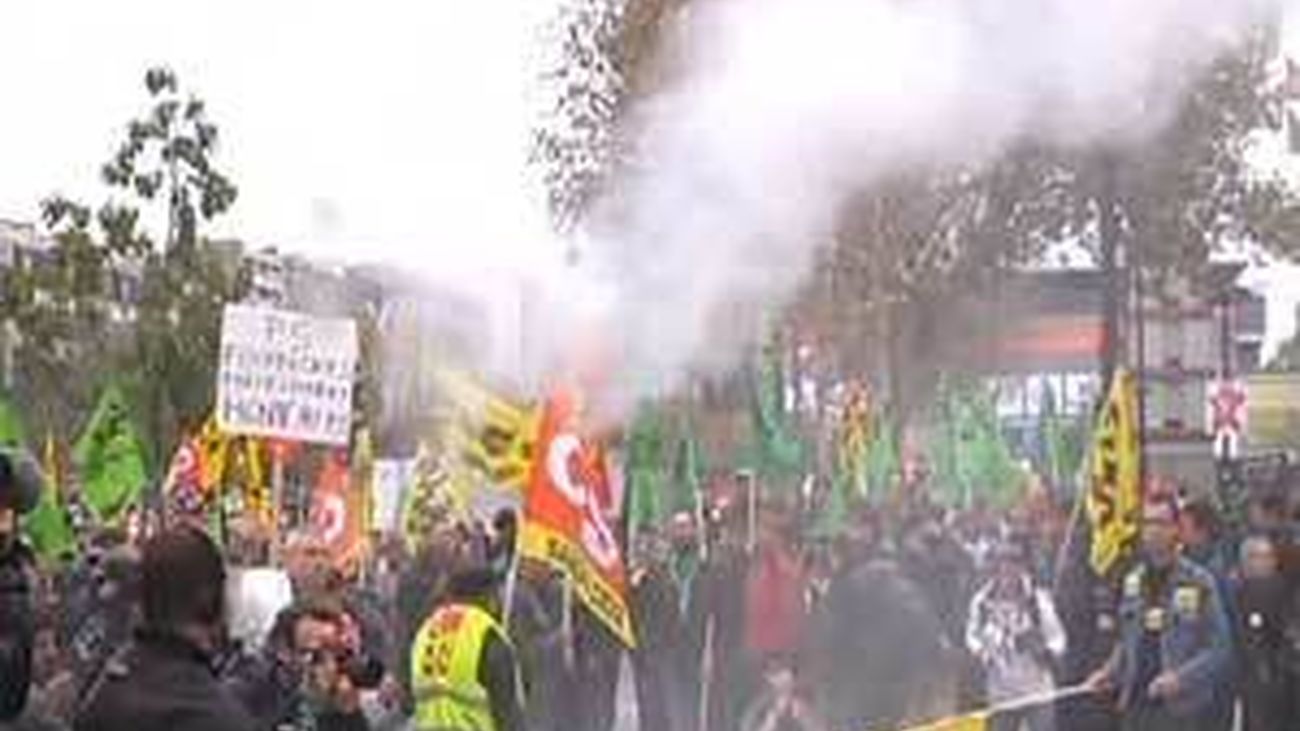 Miles de personas protestan en Francia contra la destrucción de empleo