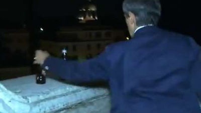 El alcalde de Roma recoge la basura para defender su ordenanza antibocadillo