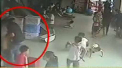 Maltratan a un niña autista en una guardería china