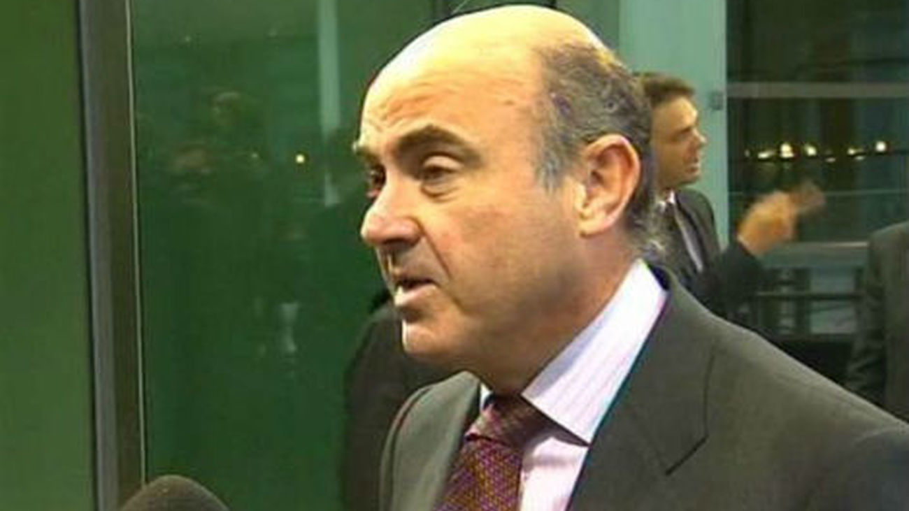 De Guindos dice que el Gobierno trabaja para evitar las proyecciones del FMI