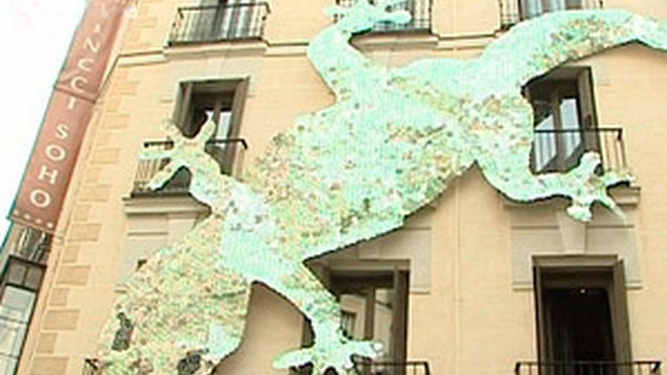 Una salamanquesa gigante nuevo icono del Barrio de las Letras