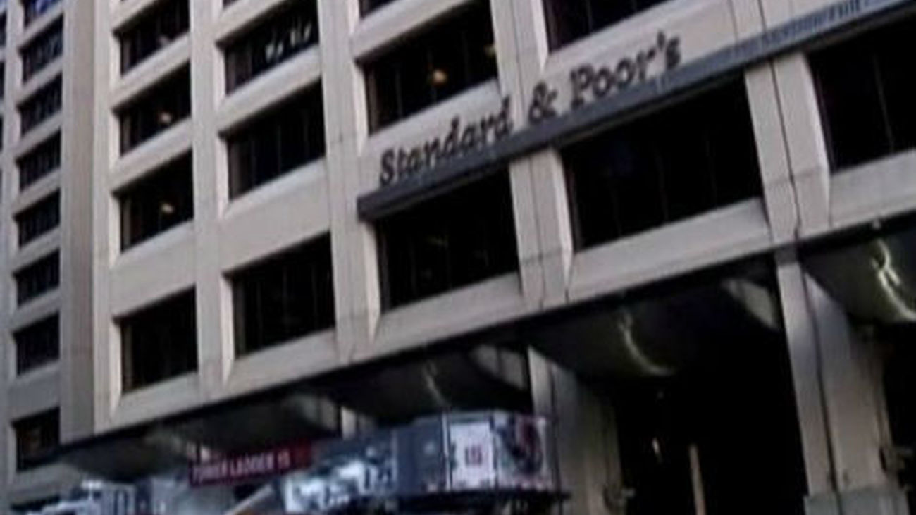 Standard & Poors rebaja la nota de España hasta el borde del bono basura