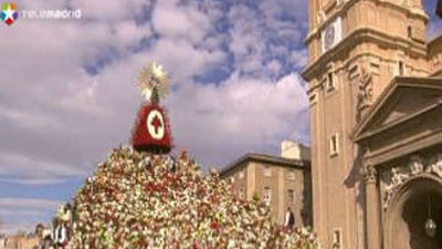La Virgen del Pilar ilumina Zaragoza con un manto de flores rojas